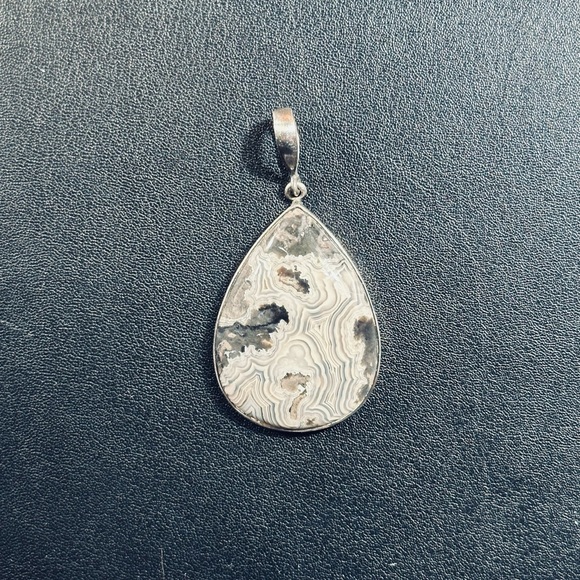 Elegant Black and White Teardrop Pendant - Picture 5 of 5